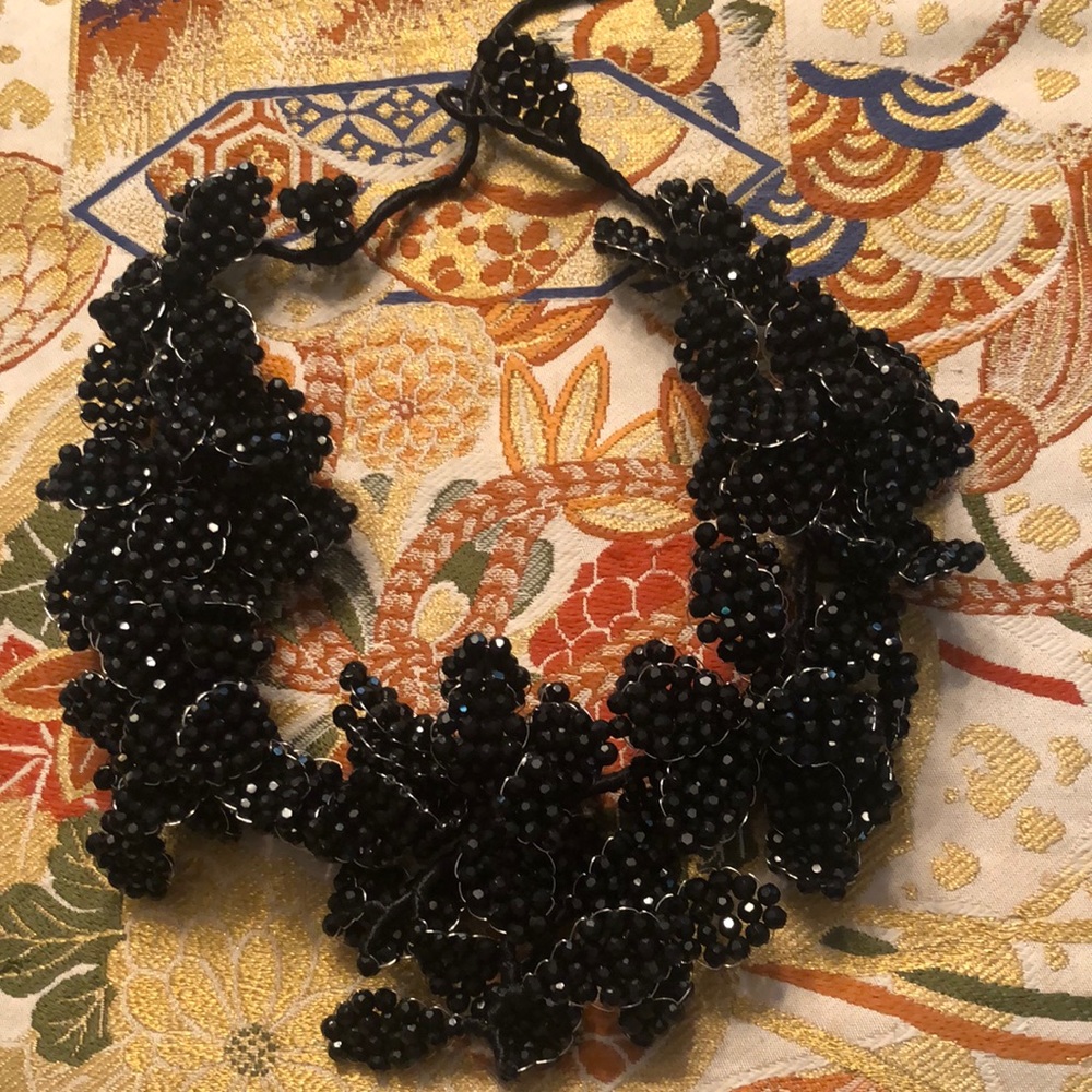 Stunning necklace of sparkling jet beads